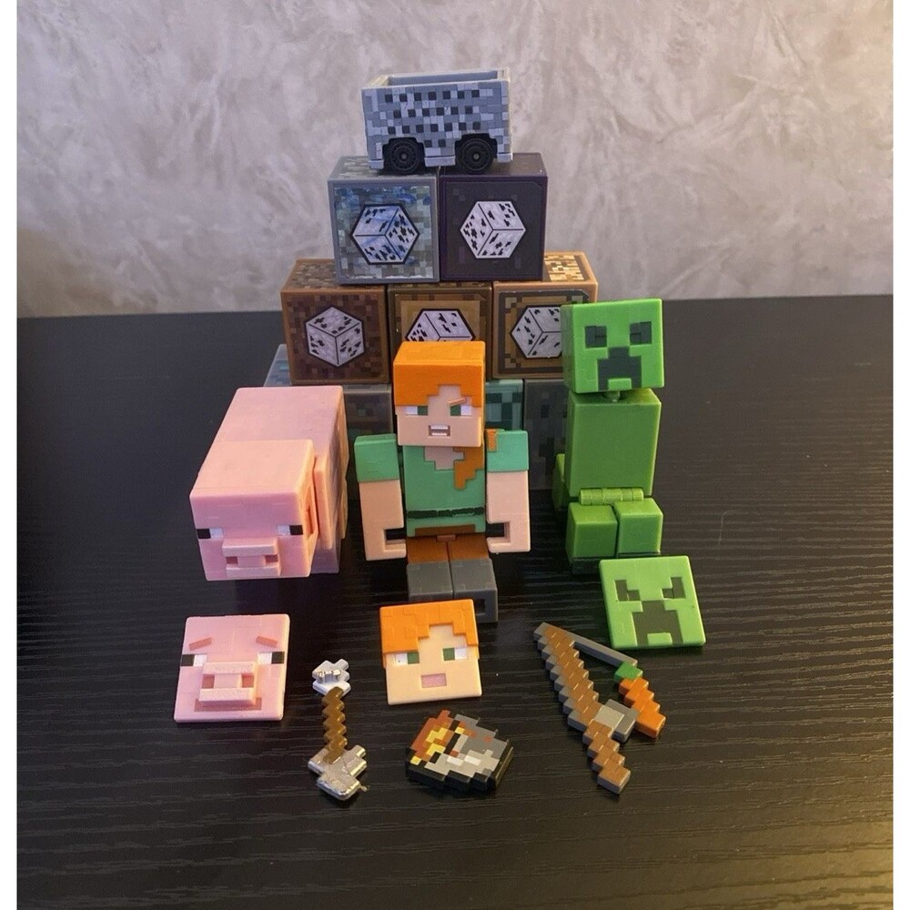 Minecraft Lot 18 pieces blocks,creeper,pig,alex,weapons,lava bucket and cart